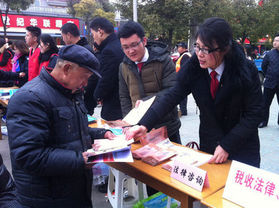 學(xué)雷鋒樹新風(fēng)，法律咨詢暖人心——我院開展學(xué)雷鋒法律咨詢服務(wù)活動(dòng)